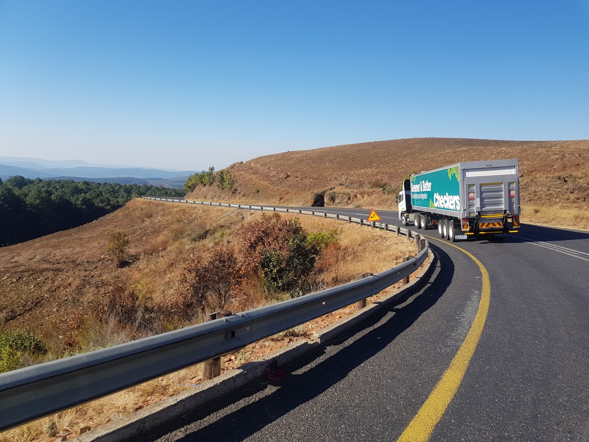 Camión de carga transportando mercadería por carretera entre ciudades