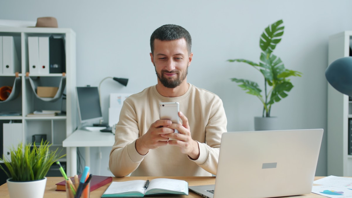 Gerente consultando desde su celular las horas trabajadas y los turnos de su personal